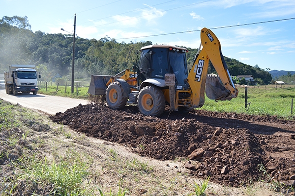 Prefeitura realiza elevação em estrada do bairro Figueira