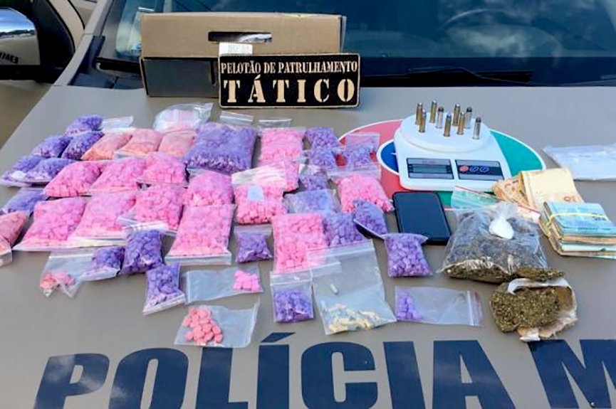 A��o da PM de Gaspar e Blumenau det�m criminosos com mais de seis mil comprimidos de ecstasy, maconha, coca�na e dinheiro 