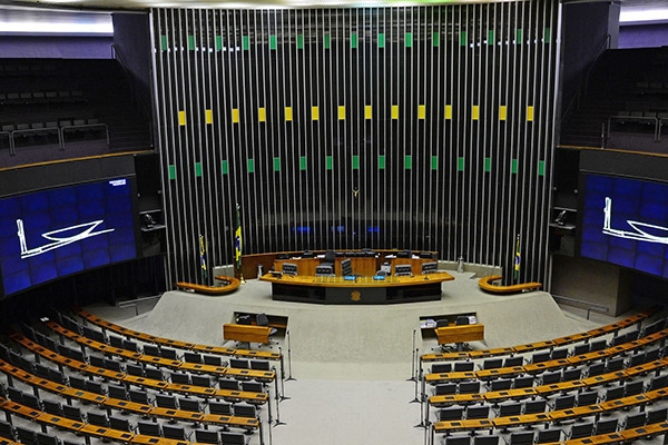 Cmara e Senado tentam retomar projetos aps rejeio de denncia contra Temer