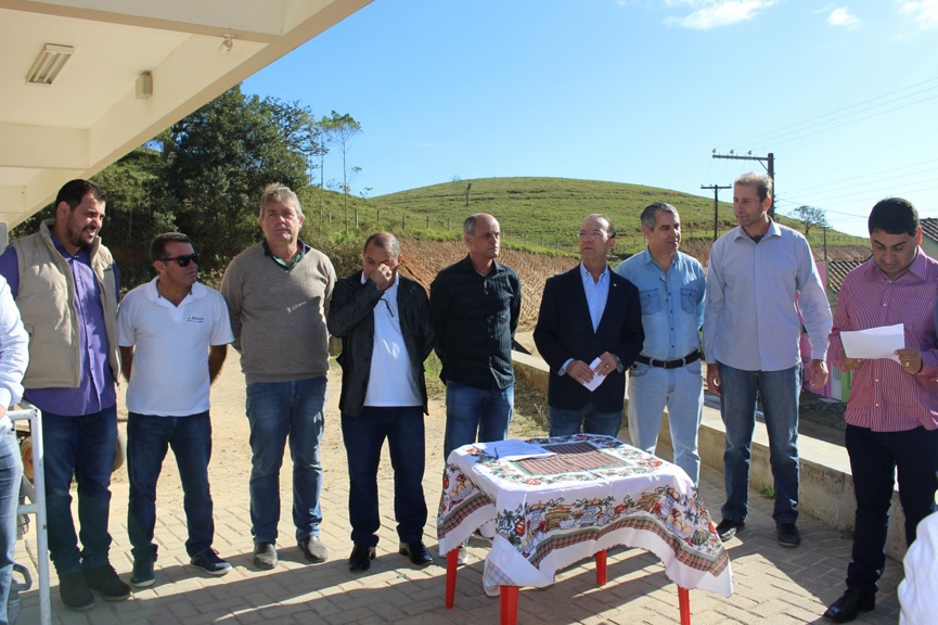Dida assina ordem de servi�o para pavimenta��o da rua Silv�rio Silveira Ramos, em Ilhota