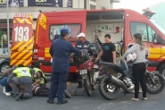 Moto e ônibus de estudantes colidem no Centro de Gaspar