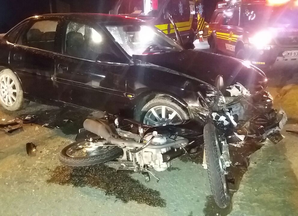 Dois homens ficam feridos em acidente entre carro e moto no bairro Pocinho, em Gaspar