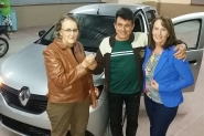 Comunidade Santa Clara entrega prêmios da rifa durante confraternização