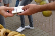 Ação troca cigarros por frutas nesta terça-feira, em Blumenau