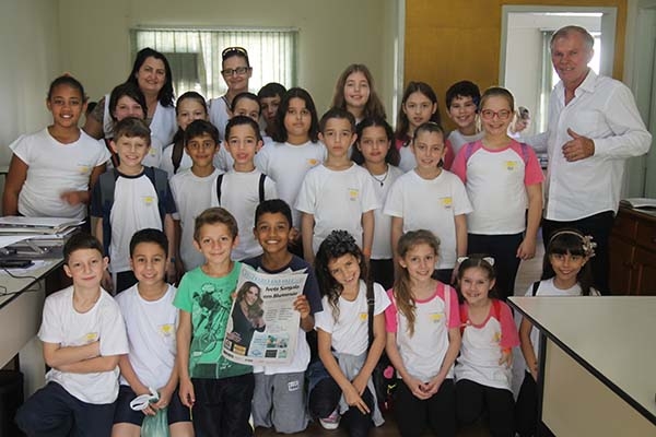 Alunos produzem jornal e conhecem rotina do Cruzeiro do Vale