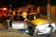 Motorista perde controle de carro e bate em poste em Gaspar