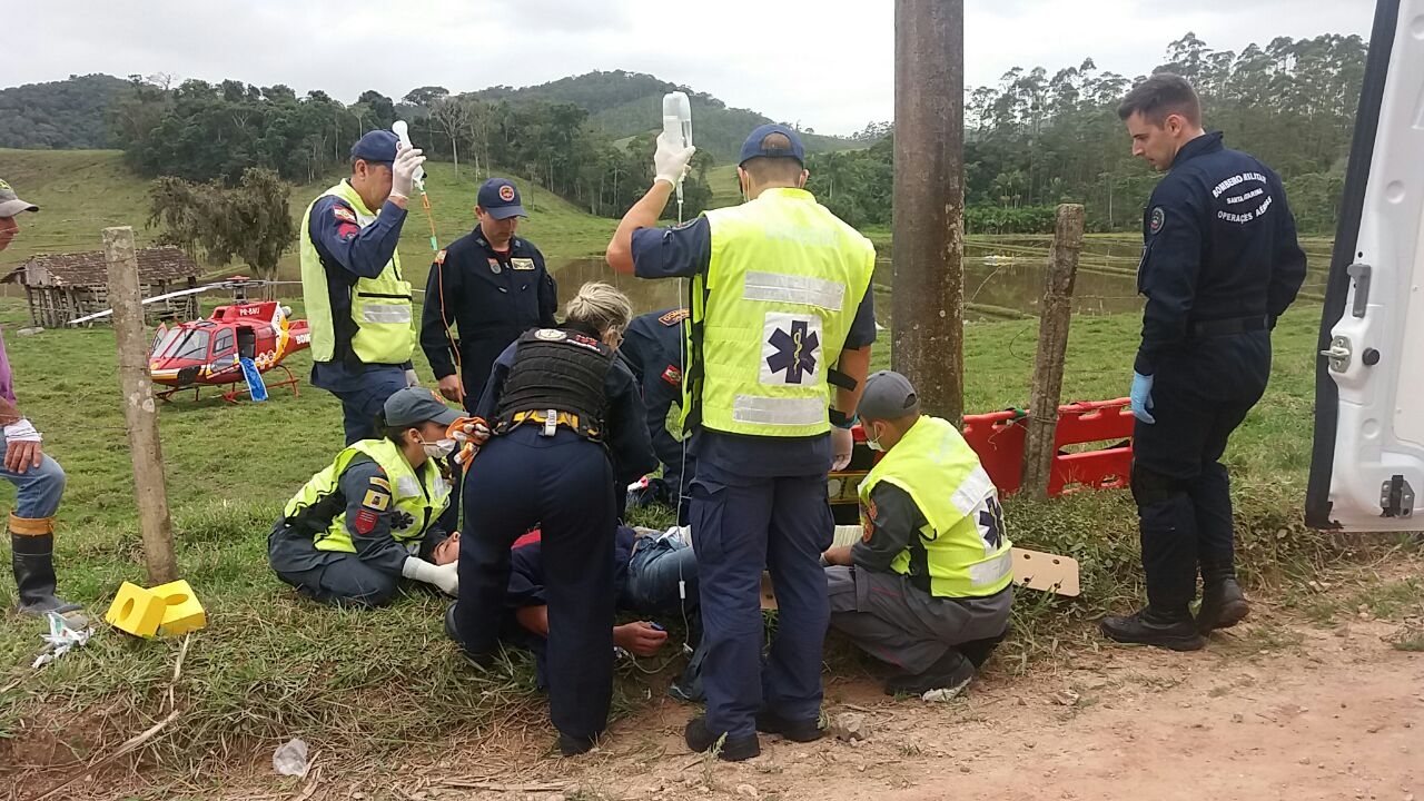 Helic�ptero Arcanjo atende grave acidente no bairro Macuco, em Gaspar