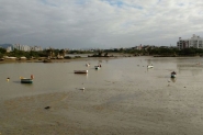 Com recuo do mar, barcos que estavam na água ficam na areia em Florianópolis