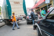 Carreta transita no Centro de Gaspar e causa acidente