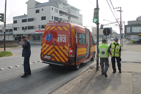Acidente entre carro e moto deixa mulher ferida no Centro de Gaspar