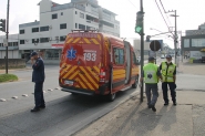 Acidente entre carro e moto deixa mulher ferida no Centro de Gaspar