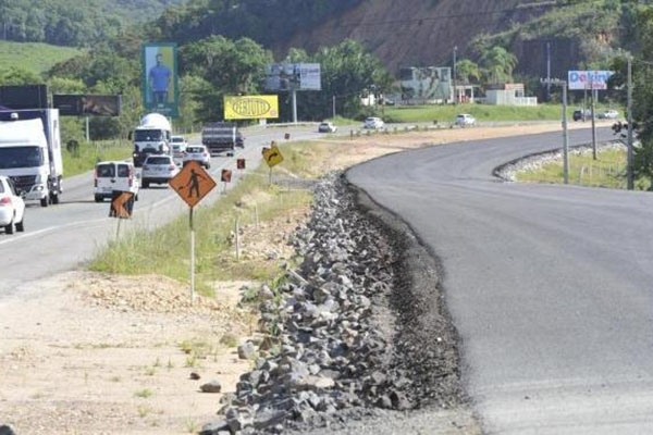 BR-470 ter� tr�nsito interrompido em Gaspar para detona��o de rochas