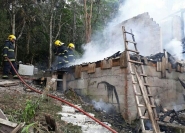 Casa é destruída por incêndio após morador esquecer frigideira no fogo