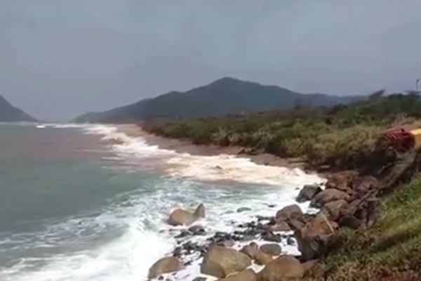 Praias ficam sem faixa de areia com mar� alta em SC