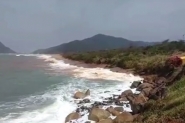 Praias ficam sem faixa de areia com mar� alta em SC