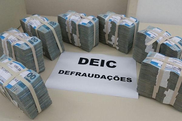 Dupla é presa em Itajaí com R$ 700 mil desviados de banco