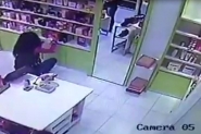 Mulher rouba perfumes e pincel de maquiagem da loja O Boticário de Gaspar