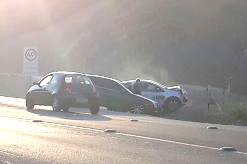 Dois carros colidem frontalmente na BR-470, em Gaspar