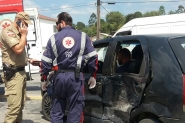 Dois carros colidem na Rodovia Ivo Silveira, em Gaspar