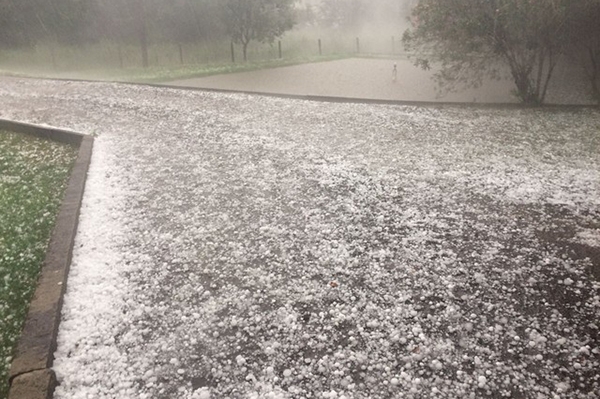 Queda de granizo em Xanxer� provoca estragos em cerca de 20 resid�ncias, segundo bombeiros