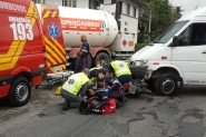 Acidente com moto e van escolar deixa homem ferido em Gaspar