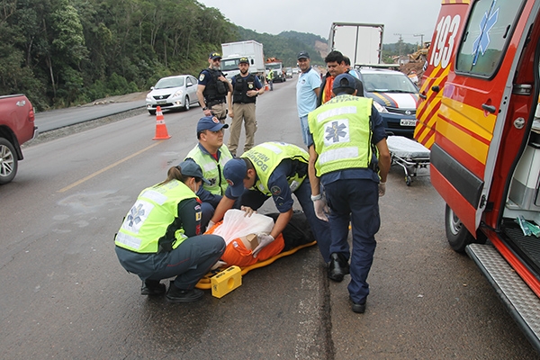 Desnível entre pista e acostamento resulta em acidente na BR-470, em Gaspar