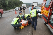 Desn�vel entre pista e acostamento resulta em acidente na BR-470, em Gaspar
