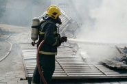 Fogo destr�i galp�o, estoque e m�quinas de empresa t�xtil de Gaspar