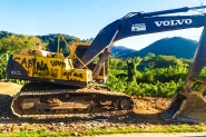 Vândalos depredam máquina que presta serviço para a Prefeitura de Gaspar