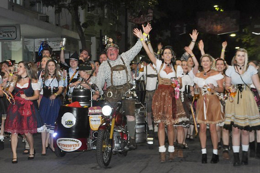 Desfile da Oktoberfest tem edição extra na Vila Itoupava no domingo