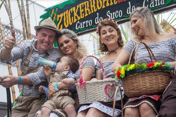 Em quatro dias, público consume 131 mil litros de chope na 34ª Oktoberfest