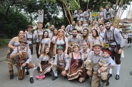 Grupo de Gaspar anima desfile da Oktoberfest