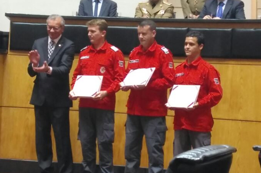 Bombeiros de Ilhota s�o homenageados na Assembleia Legislativa de SC