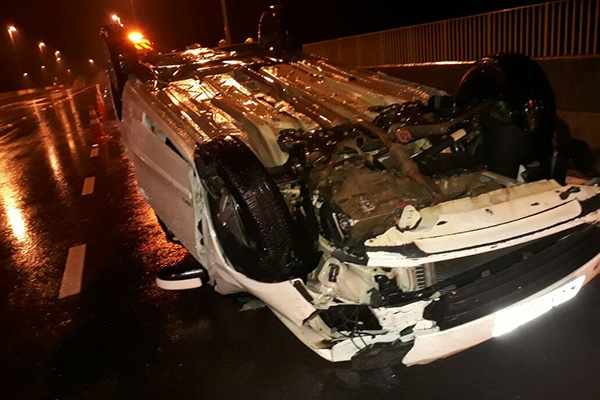 Mulher perde controle de ve�culo e capota em cima da Ponte do Vale, em Gaspar
