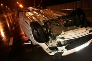 Mulher perde controle de ve�culo e capota em cima da Ponte do Vale, em Gaspar