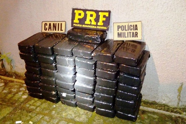 Pol�cia encontra 73 quilos de crack sob assoalho de carro na BR-282