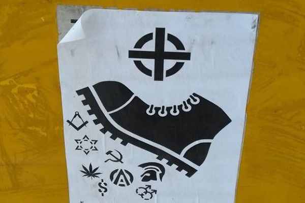 Novos cartazes com apologia a 'orgulho branco' são colados em Blumenau