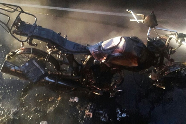 Jovem morre ap�s moto bater em caminh�o e pegar fogo em Blumenau