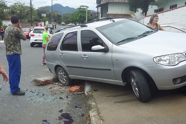 Mulher é atropelada pelo próprio carro em Indaial