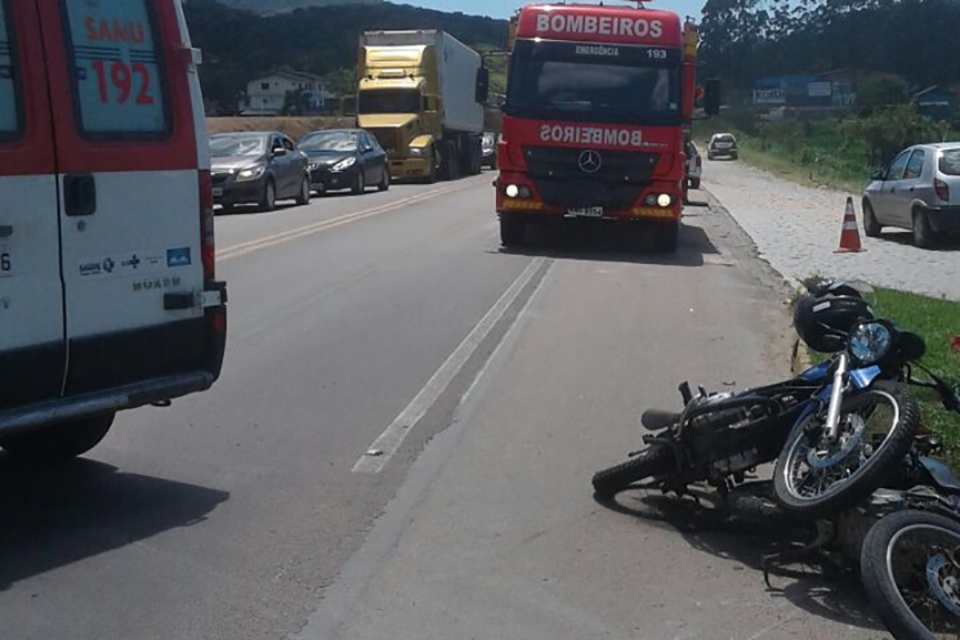 Duas mulheres ficam feridas em acidente entre motocicletas na BR-470, em Gaspar