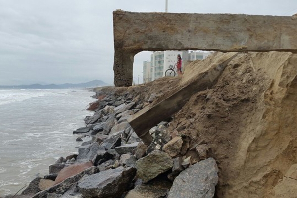 Governo homologa situa��o de emerg�ncia de tr�s cidades de SC por causa das ressacas