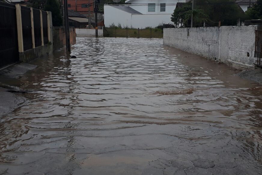 Chuva causa alagamentos em ruas e inunda escola de Gaspar