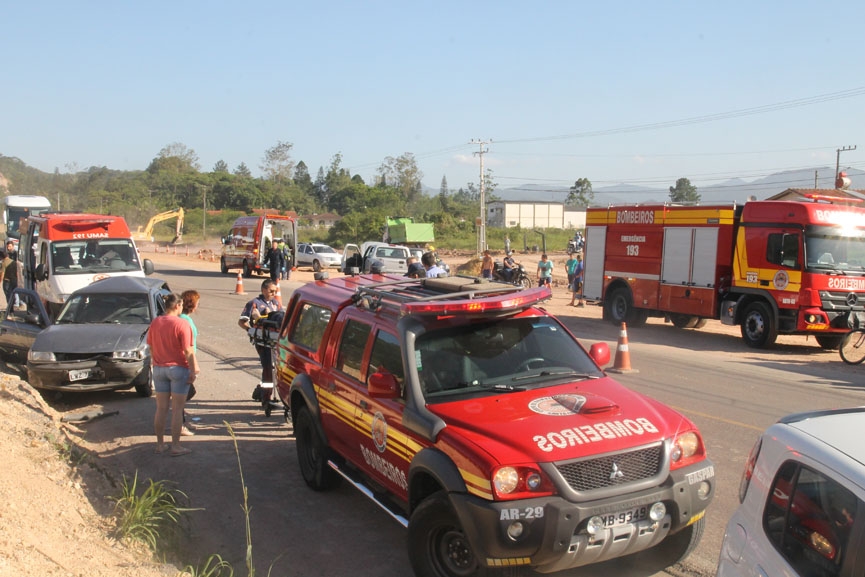 Engavetamento entre cinco ve�culos deixa quatro feridos na BR-470, em Gaspar