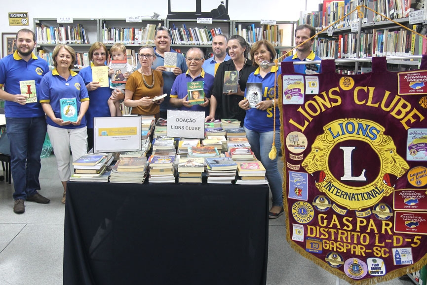 Lions Clube doa mais de mil livros para a Biblioteca Municipal de Gaspar