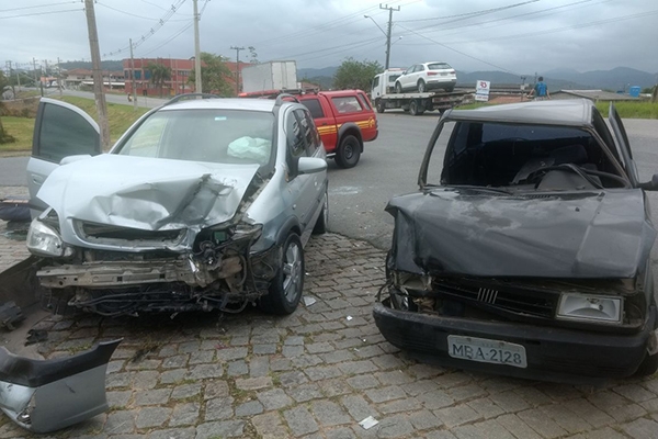 Acidente da Rodovia Ivo Silveira deixa homem gravemente ferido