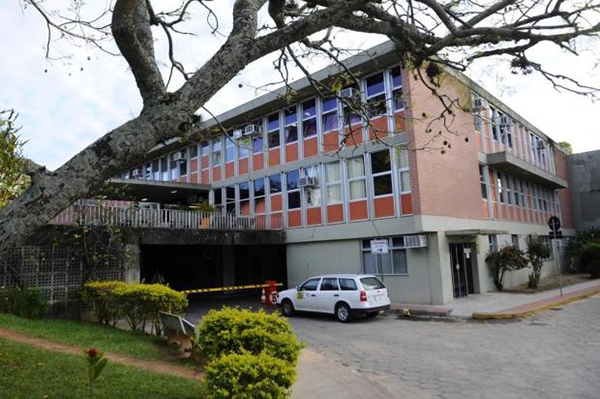 Após um mês, menino que foi queimado pelo pai em Blumenau continua internado