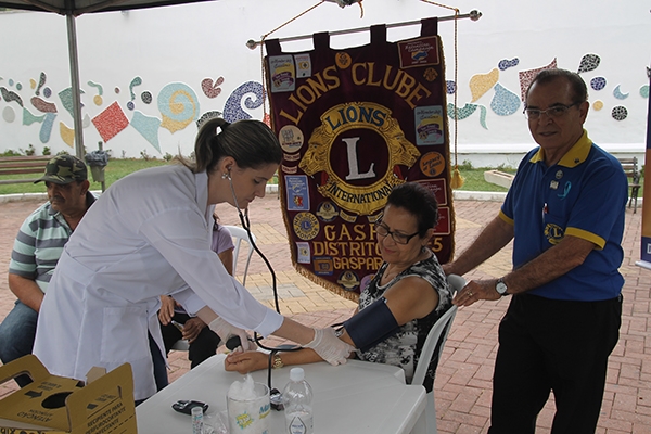 Lions Clube de Gaspar promove a��o na Pra�a Get�lio Vargas