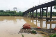 Defesa Civil tira entulhos do rio