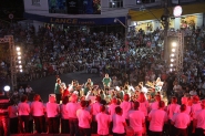 Show natalino na escadaria da Igreja Matriz de Gaspar re�ne mais de mil pessoas