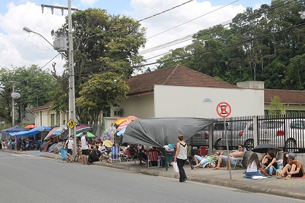 Pais fazem fila para retirar senhas de matrícula na Escola Honório Miranda
